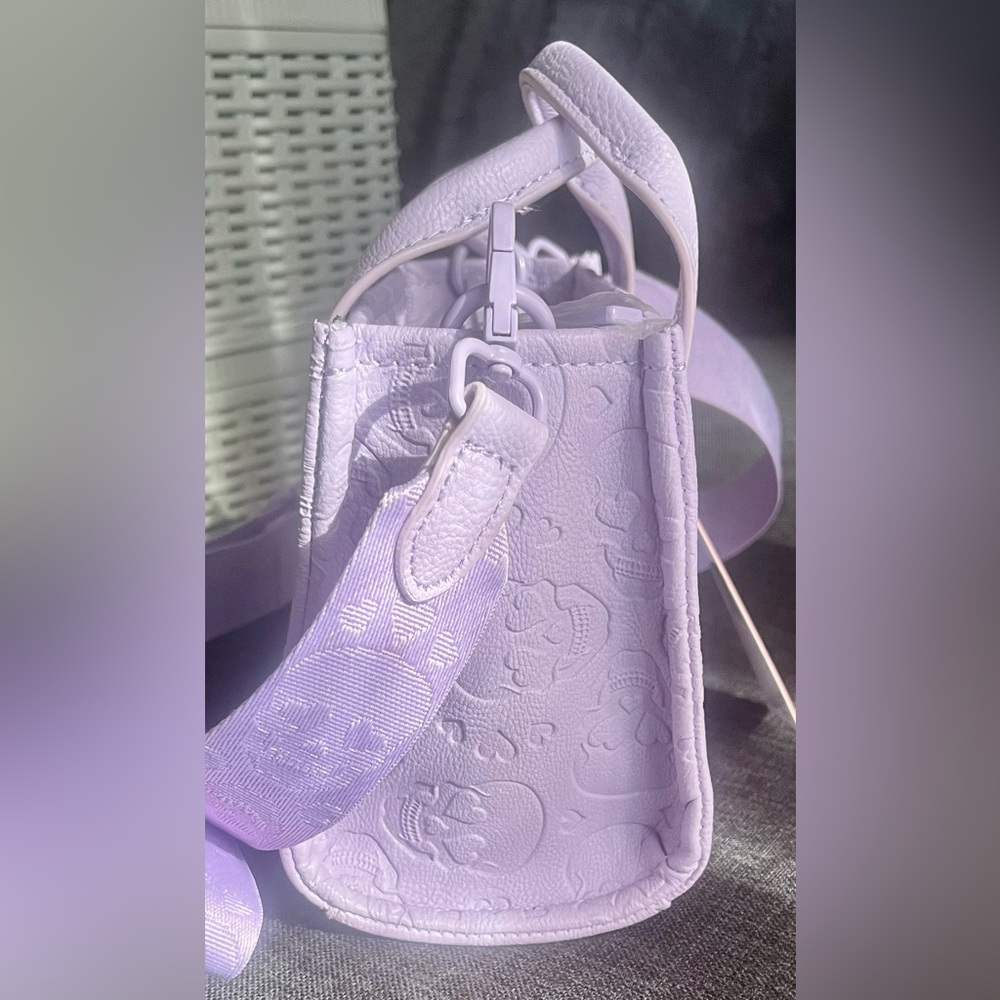 NWT BETSEY JOHNSON LAVENDER BAG! SKULLS  & METAL 💜 EMBOSSED! SO ADORABLE! - Picture 4 of 7